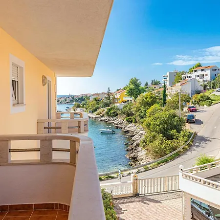 Apartment Stunning In Okrug Gornji With Wifi *