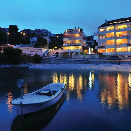 Stunning In Okrug Gornji With Wifi