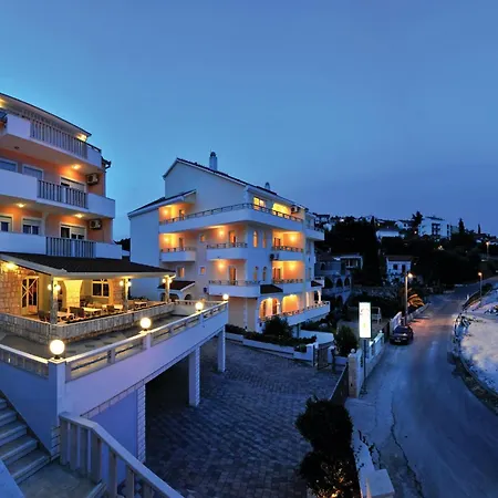 Stunning In Okrug Gornji With Wifi